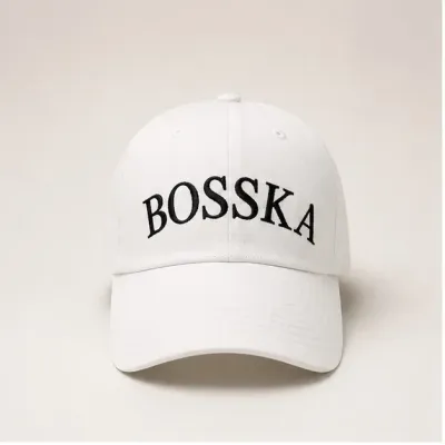 Czapka bawełniana BOSSKA -  biała z czarnym napisem