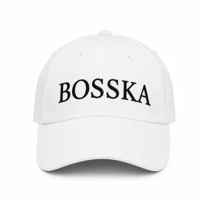 Czapka bawełniana BOSSKA -  biała z czarnym napisem