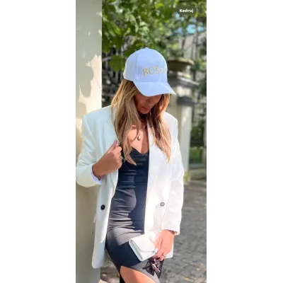 Czapka bawełniana BOSSKA -  biała ze złotym napisem