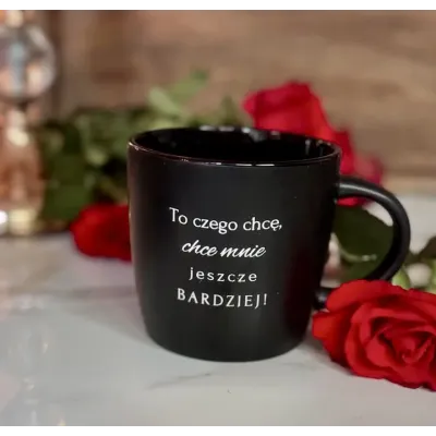 Kubek - To czego chcę, chce MNIE jeszcze bardziej! - czarny
