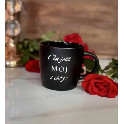 Kubek - On jest MÓJ i ch*j! - czarny