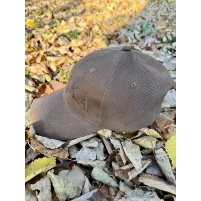Czapka z daszkiem  BOSSKA -  czekoladowa