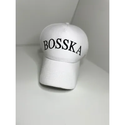 Czapka bawełniana BOSSKA -  biała z czarnym napisem