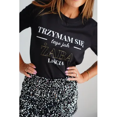 Koszulka oversize "Trzymam się tego jak żaba ... " - czarna z czarno-złotym  napisem