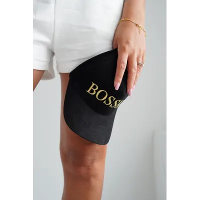 Czapka bawełniana BOSSKA -  czarna ze złotym napisem