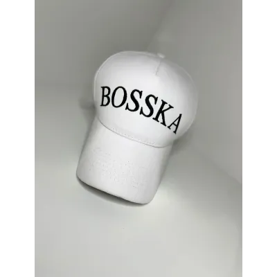 Czapka bawełniana BOSSKA -  biała z czarnym napisem