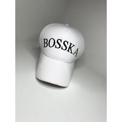 Czapka bawełniana BOSSKA -  biała z czarnym napisem