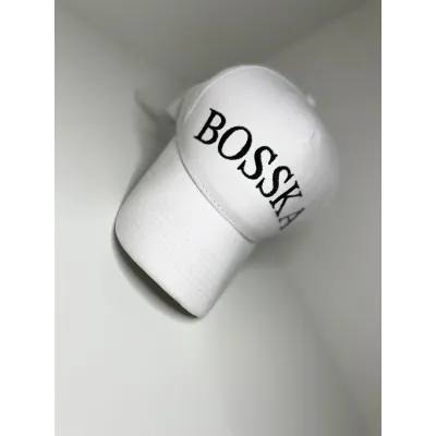 Czapka bawełniana BOSSKA -  biała z czarnym napisem
