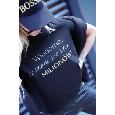 Koszulka oversize "Wiadomo, jestem warta MILIONÓW!"- czarna ze złotym napisem
