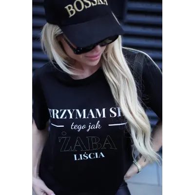 Koszulka oversize "Trzymam się tego jak żaba ... " - czarna z czarno-złotym  napisem